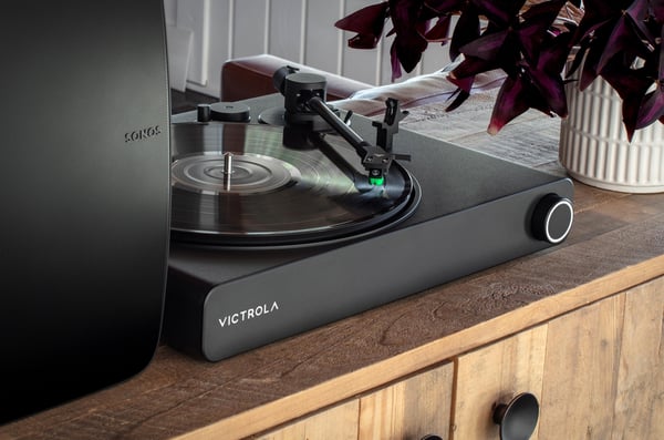 Miniatyrbild 3 av 9: Victrola Stream Remdriven skivtallrik Svart