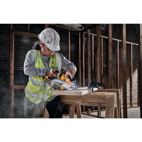 Miniatyrbild 2 av 17: DeWALT DCS573NT-XJ bärbar cirkelsåg