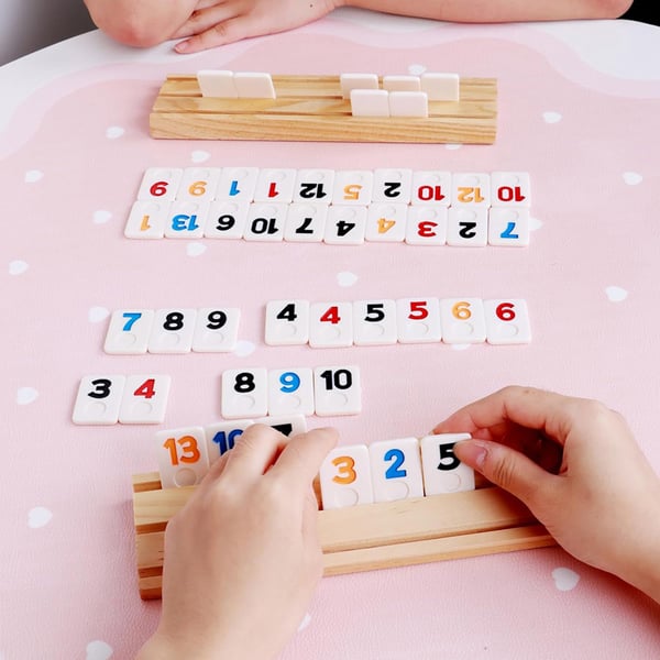 Rummikub selskabsspil for op til 6 spillere - med træbrikker og opbevaringspose