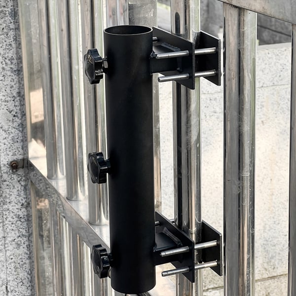 Kraftig parasolklemme / parasolholder til altanrækværk og havehegn