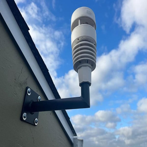 Seinäteline antennille, jossa on universaali L-putkirakenne