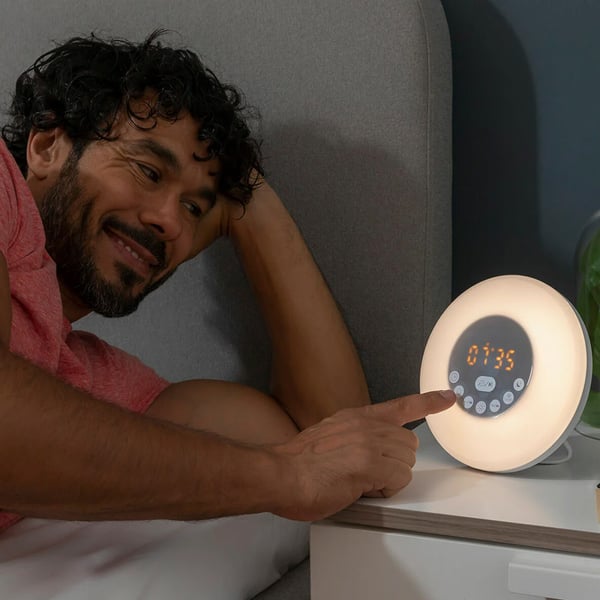 Vækkeur med wake-up-lys, højttaler og FM-radio