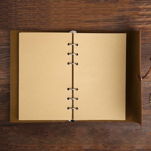 Retro-notesbog/dagbog med blødt imiteret læder og dekorativt bånd