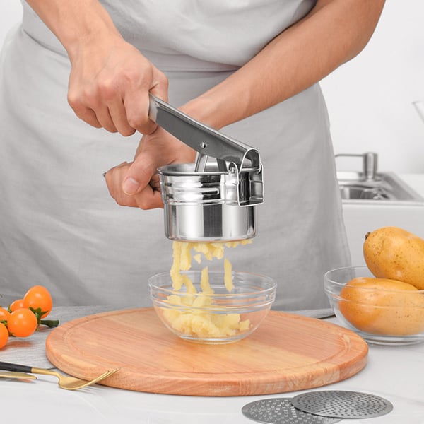 Perunapuristin, jossa on 3 puristuslevyä