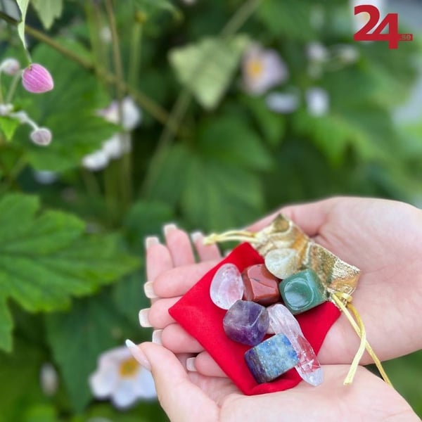 Chakrastensæt / krystalsæt med 7 chakrakrystaller / natursten i stofpose til meditation
