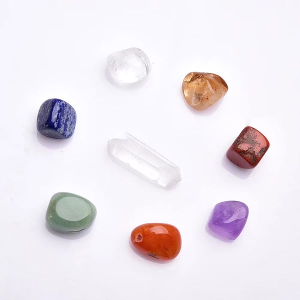 Chakrasteinsett / krystallsett med 7 chakrakrystaller / natursteiner i stoffpose til meditasjon