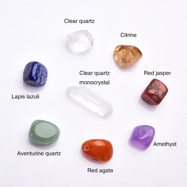 Chakrastensæt / krystalsæt med 7 chakrakrystaller / natursten i stofpose til meditation
