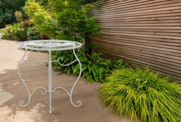 Eisentable Indra | Metaltable nostalgisk design til have & altan | rundt cafebord, vejrbestandigt & let at vedligeholde