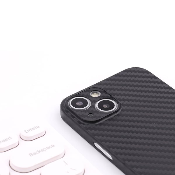 iPhone 15 - Karbon utseende