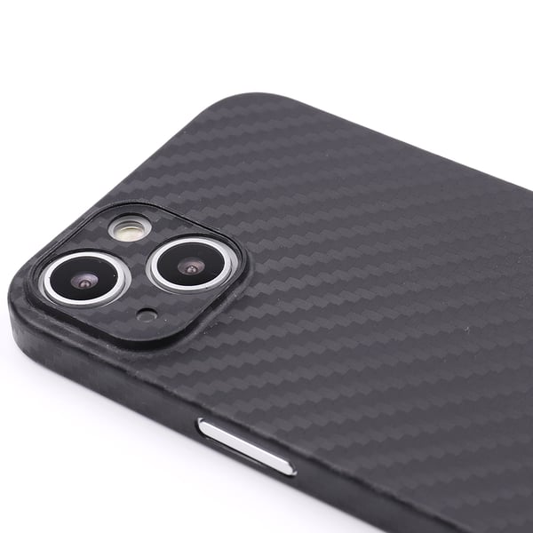 iPhone 15 - Slimmad profil och enkelhet i designen i Karbon