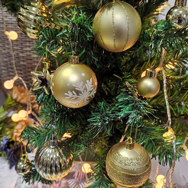 Sæt med brudsikre julekugler, gyldne skinnende kugler, stjerner, 42 dele