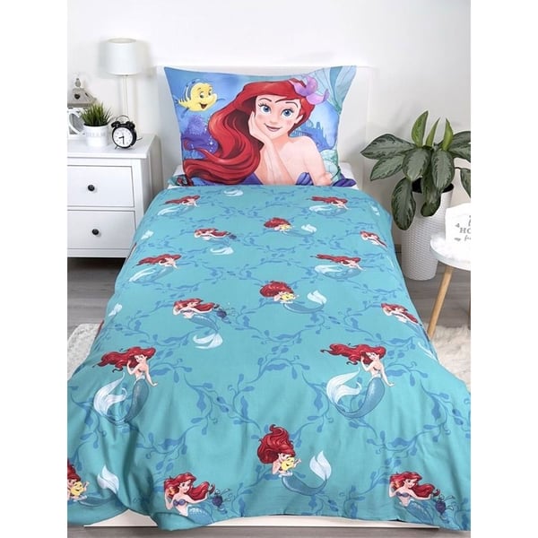 Pieni merenneito meren alla Ariel pussilakanasetti