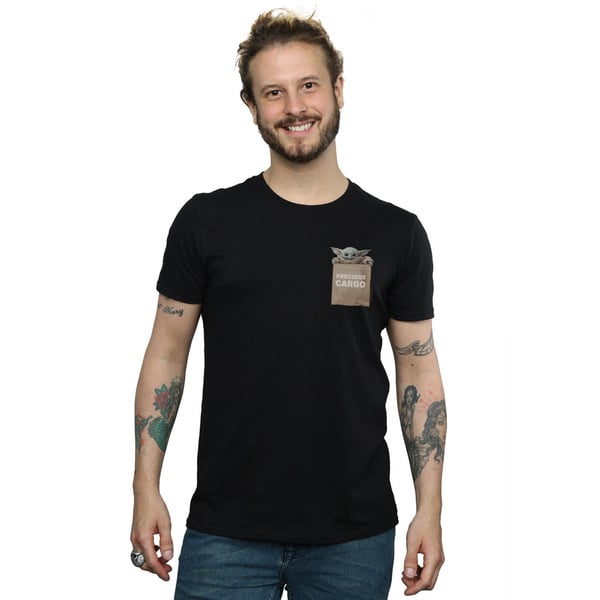 Star Wars miesten The Mandalorian Precious Cargo -teepaita tekotaskulla