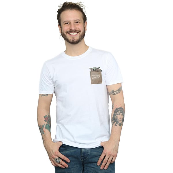 Star Wars miesten The Mandalorian Precious Cargo -teepaita tekotaskulla