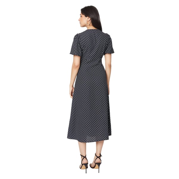 Dorothy Perkins Dam Prickig Knapp Genom Flutter Midiklänning