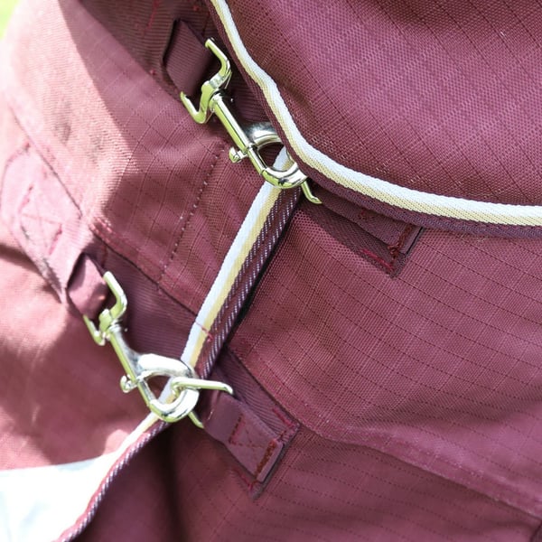 Highlander Plus Standard-Neck 100g tæppe til hestestilling