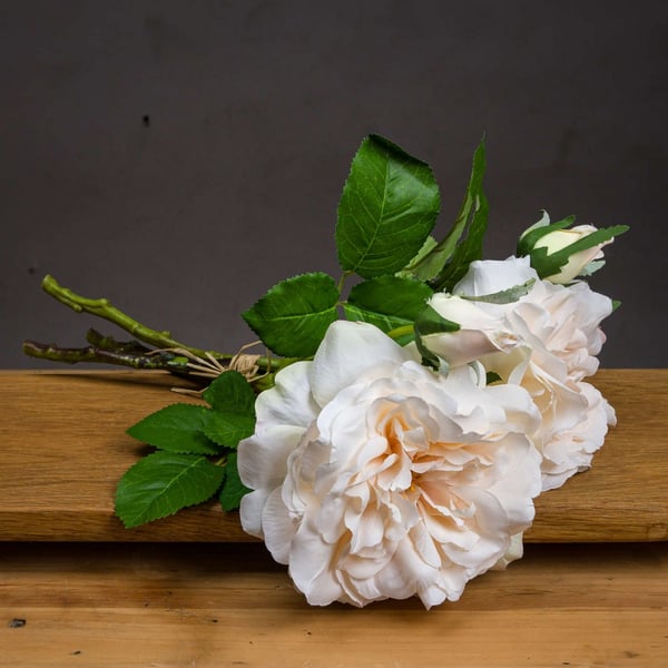 Hill Interiors tekoruusukimppu lyhyellä varrella
