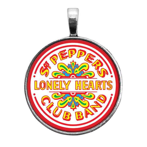 The Beatles Sgt Pepper emaloitu avaimenperä