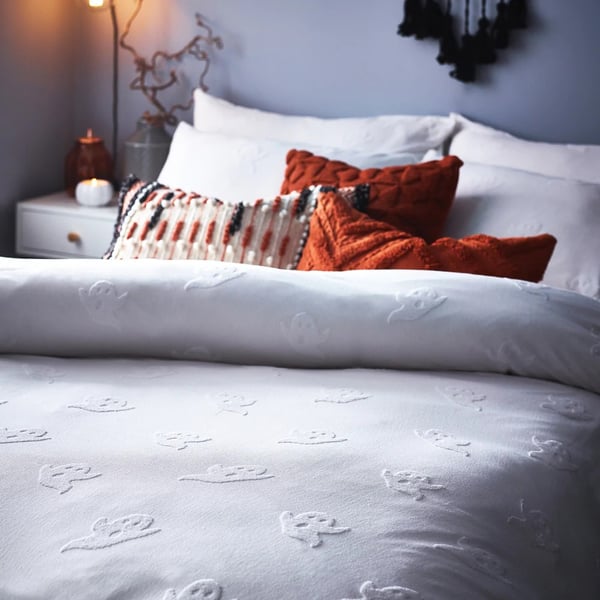 The Linen Yard Tufted Ghost Halloween Duvet Cover Set