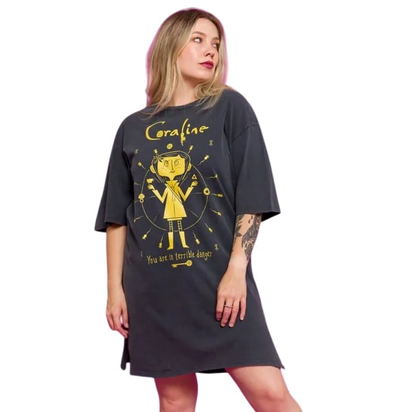 Coraline Naisten/Naisten Olet Hirveässä Vaarassa Vintage Wash T-paitamekko