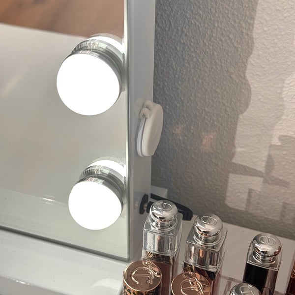 Bright Beauty® Valaistu meikkipeili – Hollywood peili – 58 × 46 cm – 15 LED-valoa – 3 valon väriä – Himmennettävä – Älykäs kosketus – USB-latausportti – Valkoinen