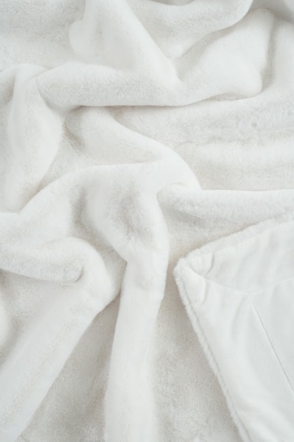 Blød Faux Pelsplaid 130x170 cm i Offwhite med Kattemotiv