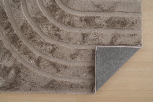 Rabbit Zen Taupe Pelsmåtte 200x290 cm - Blød og Allergivenlig
