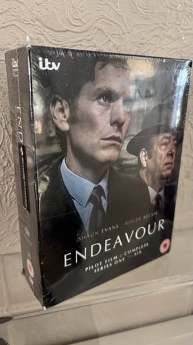 Endeavour: Komplett Boks Sesong 1-6 - DVD (14 plater) Endeavour: Komplett Boks Sesong 1-6 - DVD (14 plater)
