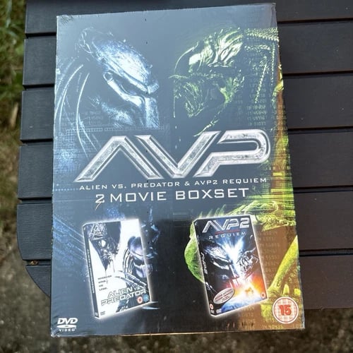 Alien Vs Predator/Aliens Vs Predator - Requiem (Box Set) (DVD, 2008) Region 2 Brand New