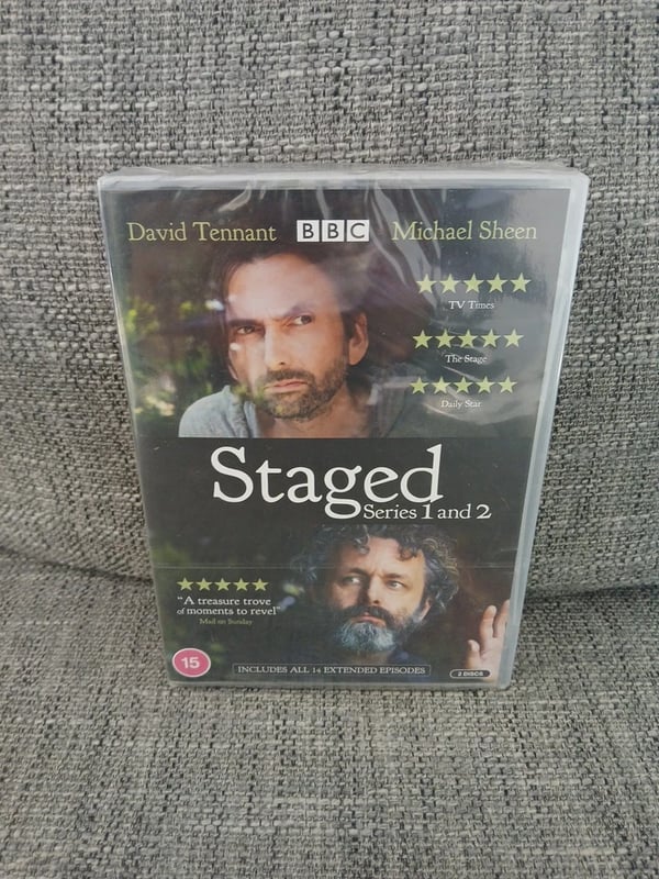 Staged - Sæson 1 & 2 (DVD, 2021) – Komplet Boks