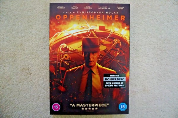 Oppenheimer bonuslevyllä – DVD