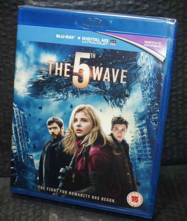 The 5th Wave blu ray Run time 112 min approx foil P&P Free Brand New