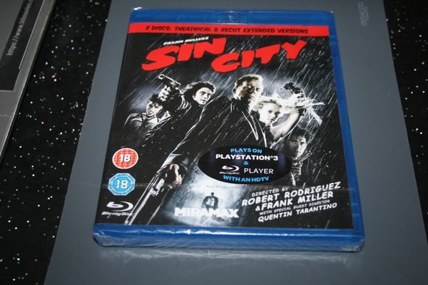 Sin City Theatrical & Recut Extended (Bluray 2 Disc, 2005) . Cert 18. Brand New