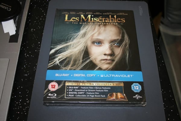 Les Miserables Limited Edition Collector`s Set (Bluray,2013) . Cert 12 Brand New