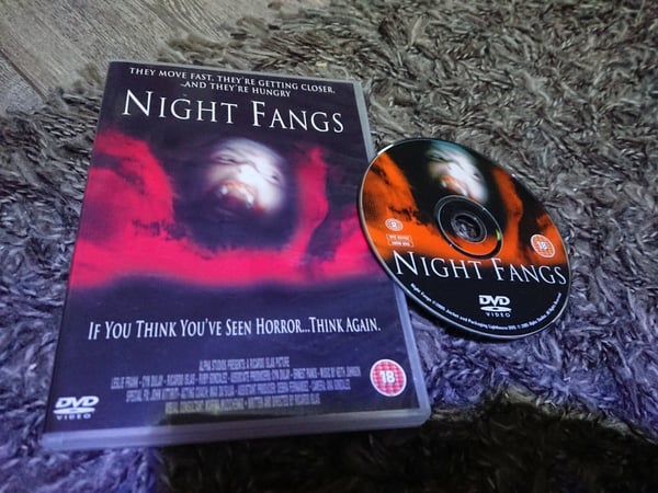 Night Fangs (2005) - Moderne vampyrskrekk på DVD