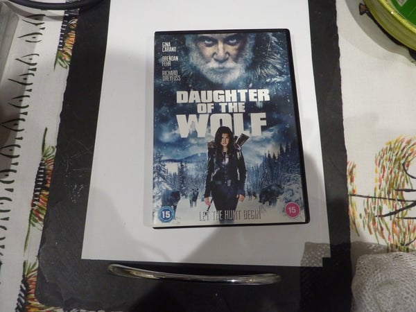 Daughter of the Wolf (2021) med Gina Carano – Actionfilm på DVD Daughter of the Wolf (2021) med Gina Carano – Actionfilm på DVD