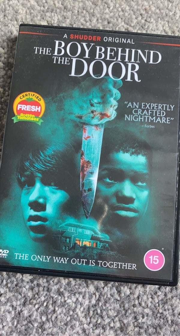 The Boy Behind – Spændende thriller på DVD