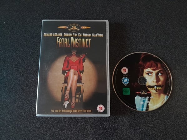 Fatal Instinct (1993) – Klassinen Komedia DVD