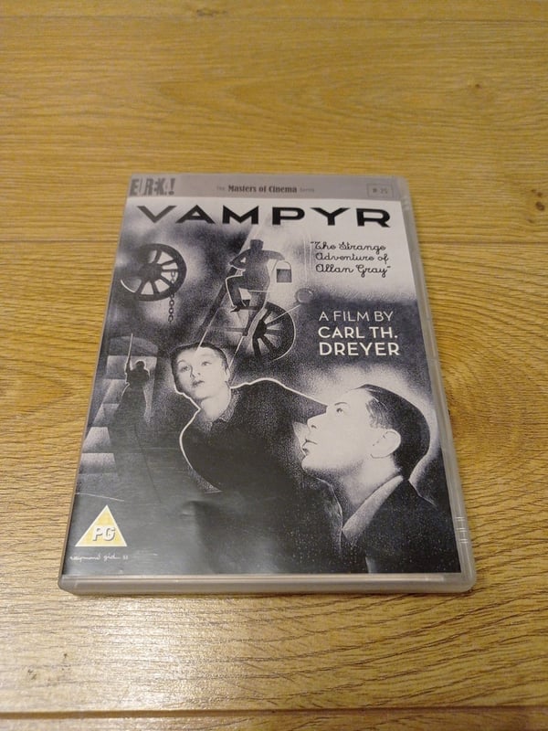 Vampyr (1932) Eureka Masters of Cinema #25 DVD, sisältää kirjasen