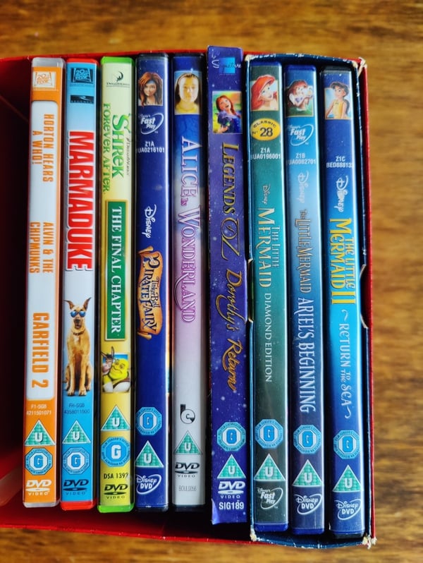 DVD-paketti 11 elokuvalla: Sis. Pieni merenneito, Leijonakuningas, Shrek, Garfield, Alice