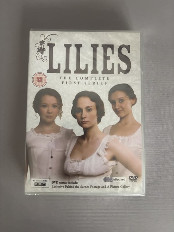 Lillies: Ensimmäinen tuotantokausi kokonaisuudessaan DVD Lillies: Ensimmäinen tuotantokausi kokonaisuudessaan DVD