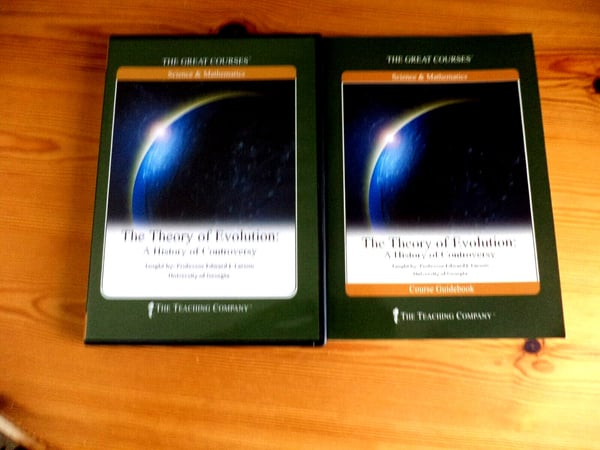 The Theory of Evolution: A History of Controversy DVD & Bok