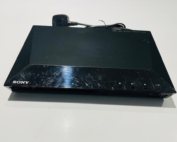 Sony BDP-S1100 Smart Blu-ray-spiller med USB, HDMI (Frontklaff mangler)