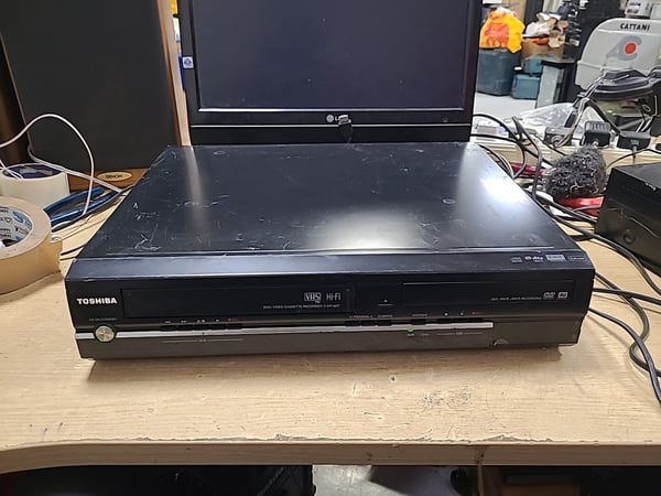 TOSHIBA D-VR18DT VHS/DVD-opptaker – reservedeler