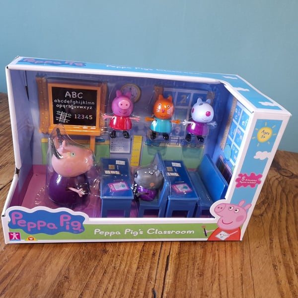 Peppa Pig Classroom Play Set Peppa Pig and Friends 3+ Brand New
