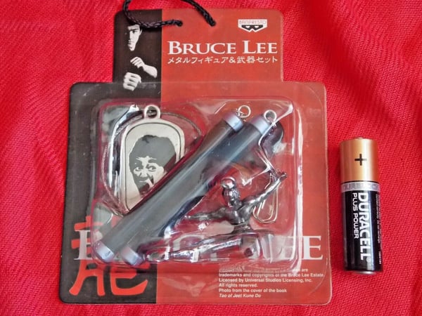 Bruce Lee Metal MASCOT FIGURE (E) PVC NUNCHAKU KEYRING BANPRESTO Brand New