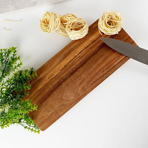 Serveringsbräda i trä på ben 36x14,5 cm