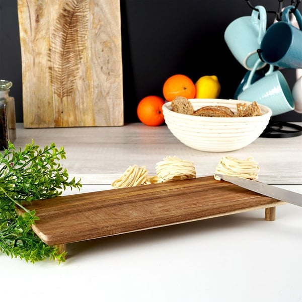 Serveringsbräda i trä på ben 36x14,5 cm