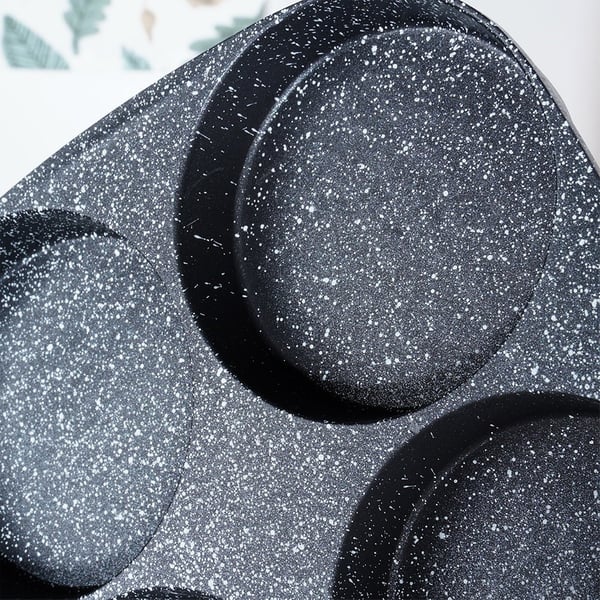 Granit æggebakke med 4 huller BLACK LINE 19x19 cm