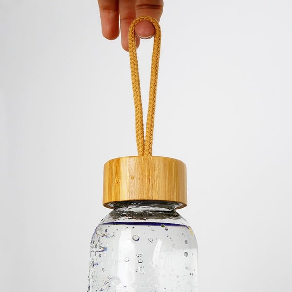 Lasinen vesipullo silikonisella suojalla 600 ml